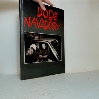 Době navzdory